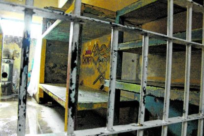 Dentro de los pabellones aún se observan paredes con leyendas de grupos criminales.