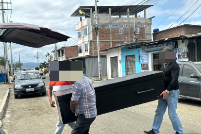 Familiares en el sepelio de la menor.