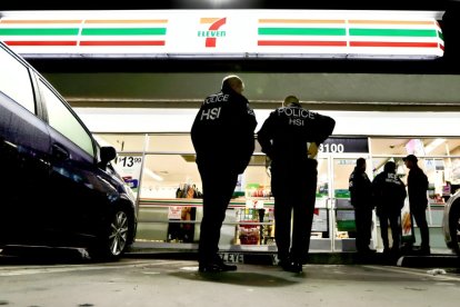 Policía llega hasta los exteriores de 7 Eleven para buscar inmigrantes.