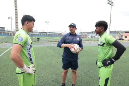 Edwin Villafuerte (c) junto a los porteros del club Insutec