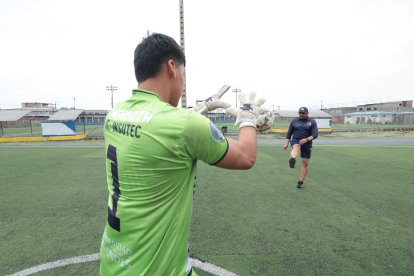 El portero Pedro Mendoza entrena con el exarquero Edwin Villafuerte en Insutec