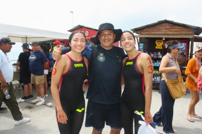 Las campeonas con su entrenador Eduardo Sandoval muy contentas por el logro