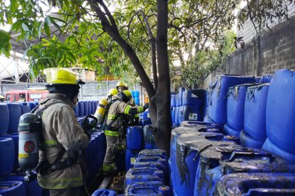 Bomberos de Guayaquil controlan un incendio en una fábrica del kilómetro 10 de la vía a Daule.