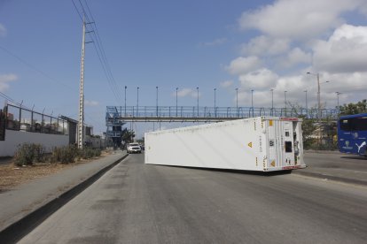 Un contenedor quedó volcado y bloqueó parte de la vía en la autopista Narcisa de Jesús, luego de que se desprendiera de un tráiler.