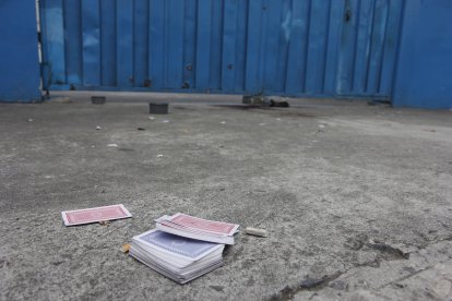 Una gorra, cartas y colillas de cigarrillos permanecían en la escena del crimen la mañana del domingo.