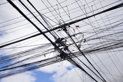 Entre los cables de electricidad se cruzan los de las empresas de internet. Esto tiene en zozobra a los quiteños.