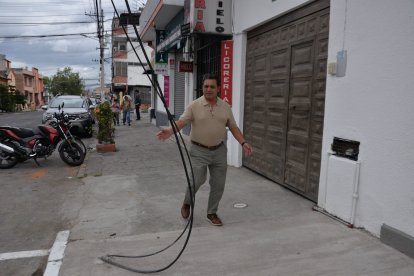 José Chango muestra el peligro que genera el trabajo que realizaron los técnicos de una empresa de internet en su sector.