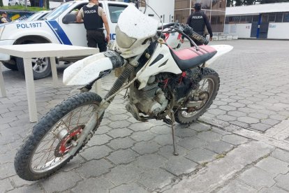 La motocicleta en la que se movilizaban los presuntos atacantes.