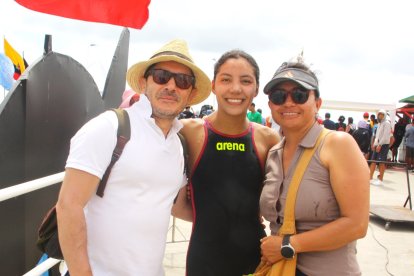 Danna junto a sus padres, luego de finalizar la competencia.