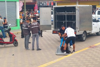 El cuerpo de la mujer quedó tendido sobre la calzada.