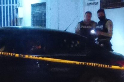 Las víctimas quedaron dentro del vehículo baleado.