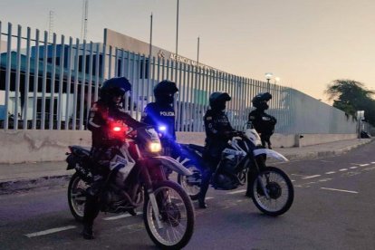 Agentes de la Policía Nacional asumen el control del tránsito en Manta.