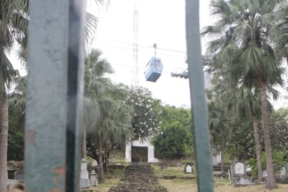 El Cementerio de los Protestantes yace en completo abandono, profanado y en estado de deterioro. La Aerovía, que transita sobre él, ofrece una vista aérea de este olvidado camposanto.