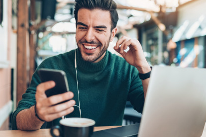 Formas como ‘jajaja’ o ‘jejeje’ son comunes en redes sociales, pero no siguen la norma ortográfica que establece la RAE para la risa escrita.