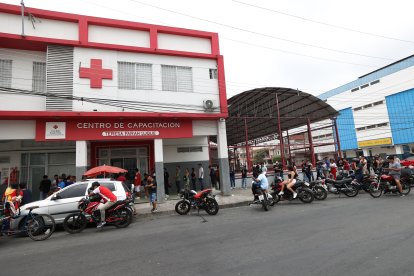 Muy poca gente acude a la sucursal de Cruz Roja del suburbio.