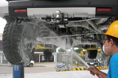 Es esencial lavar y desengrasar el carro antes de aplicar la ducha grafitada.