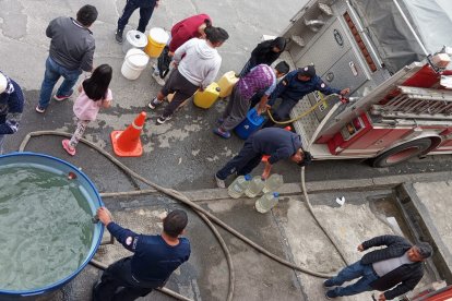 Los moradores se aprovisionan de agua por medio de tanqueros.