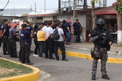 El Cuerpo de Bomberos de Durán fue otra de las instituciones allanadas ayer.