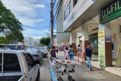 En algunos puntos de la ciudad la gente siguió con sus actividades normales.