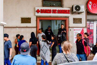 Más de 7.000 postulantes a 700 cupos disponibles hacen largas filas para obtener examen de tipificación sanguínea.