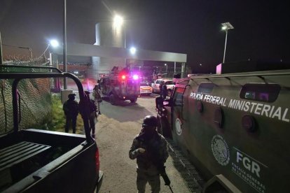 Convoy de seguridad, que vigila el penal del Altiplano, donde se encuentra Ovidio Guzmán, hijo del 'Chapo', en el Estado de México.