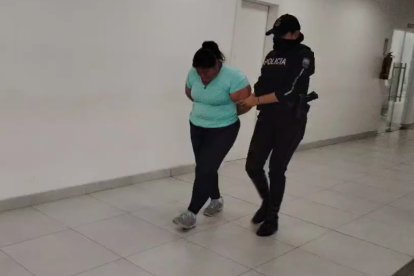 Una mujer de 43 años de edad fue capturada durante el allanamiento.