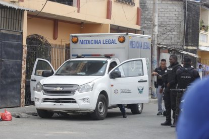 Agentes de la Dinased y Criminalística acordonaron la zona tras el hallazgo del cadáver en un estero del suburbio de Guayaquil.