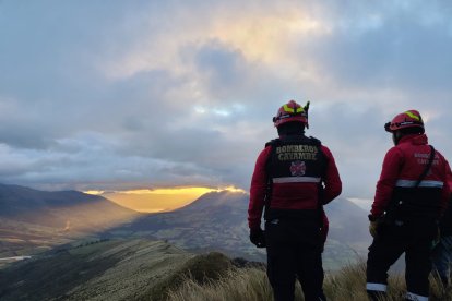 Bomberos de Cayambe e Ibarra colaboraron en la búsqueda desde tempranas oras de la mañana.