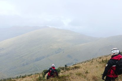 Los socorristas encontraron el cadáver en una zona de difícil acceso.