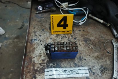 Parte de la evidencia que encontraron los policías en una de las bodegas donde supuestamente desmantelaban las camionetas.
