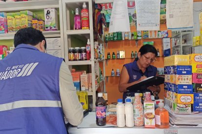 Instante en que personal del Arcsa analizaba si los productos poseían registro sanitario.