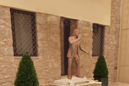 Esta es la escultura que costearon los fans de Camilo Sesto.