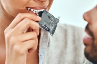 Abrir el condón con la boca podría dañar producto, lo que lo vuelve riesgoso.