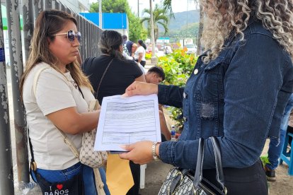 La denuncia por la muerte de la joven fue presentada en la Fiscalía. Sus familiares llegaron a la morgue.