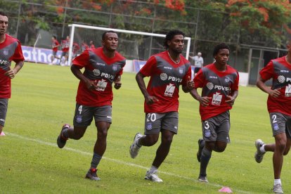 Fulton Francis (número 4) militó en Emelec entre 2011 y 2014.