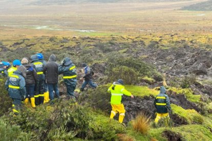 Más de 70 obreros y maquinaria pesada de la Epmaps iniciaron el retiro de 600 mil metros cúbicos de material que rompió una tubería.