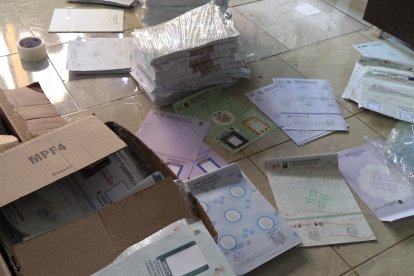 El material falsificado encontrado en el sitio.