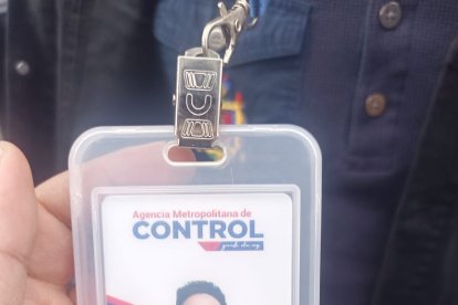 Con esta credencial se acercaba el sospechoso a sus víctimas.