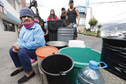 La espera por agua es larga.