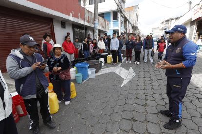 Funcionarios municipales organizan a los moradores en las filas.