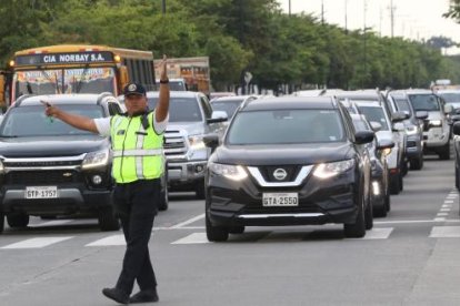 Durante los recorridos realizados por EXPRESO, se constató la presencia de alrededor de diez agentes en la vía. Sin embargo, los ciudadanos reclaman que su despliegue sea más amplio y estratégico, especialmente en los puntos críticos donde no existe señalética clara.