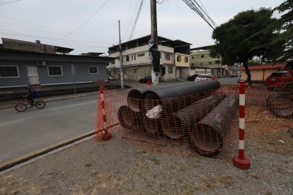 Parte de la obra consiste en cambiar tuberías dañadas.