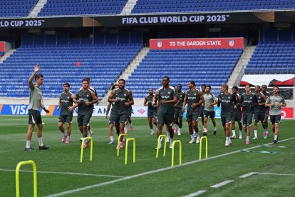 Moisés Caicedo entrenó con normalidad junto a sus compañeros.