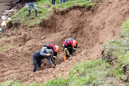 Equipos de rescate trabajan incansablemente para remover el lodo y localizar a una pareja de ancianos desaparecida tras el deslave en la parroquia Santiago.