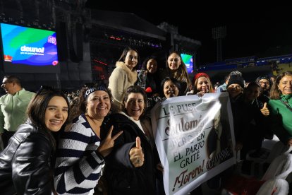 El curioso cartel que llevó una fan al concierto.