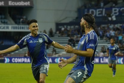 Emelec derrotó 1-0 a Liga de Quito en la quinta fecha de la LigaPro 2025. El tanto lo marcó Facundo Castelli (d).