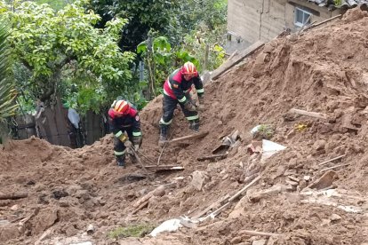 Personal de rescate y con maquinaria pesada removieron el material y recuperaron los cuerpos.