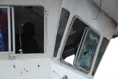 La embarcación presentaba impactos de proyectil.