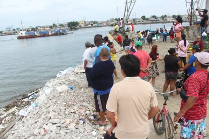 La embarcación llegó al muelle de La Fragata.