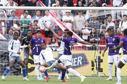 El duelo en Casa Blanca tuvo poca continuidad por la cantidad de roces y faltas constantes de ambos elencos.
